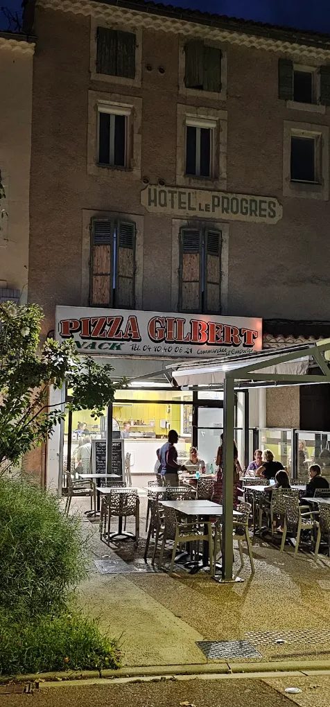 Façade de Pizza Gilbert dans la vieille ville de Bollène