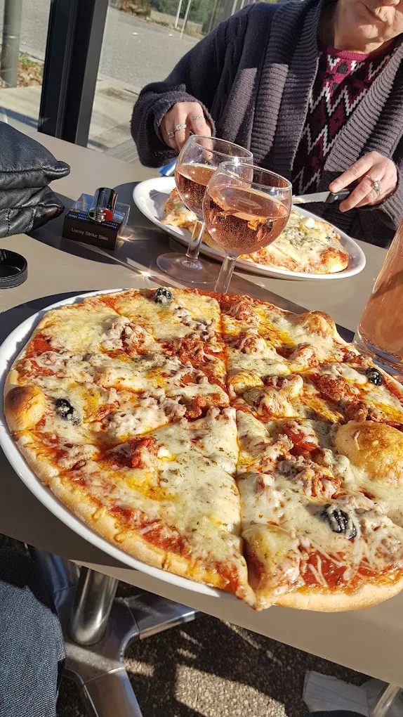 Part de pizza servie chez Pizza Gilbert