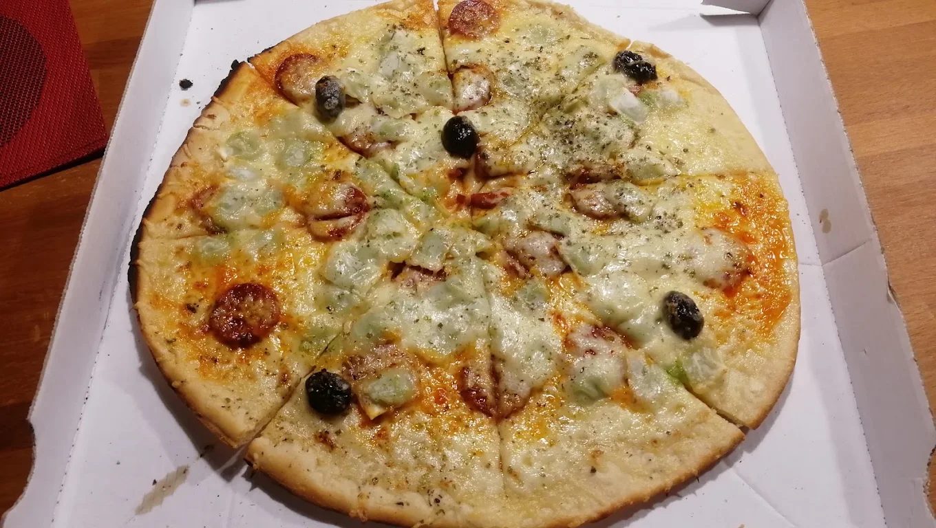 Pizza aux olives noires préparée à la commande