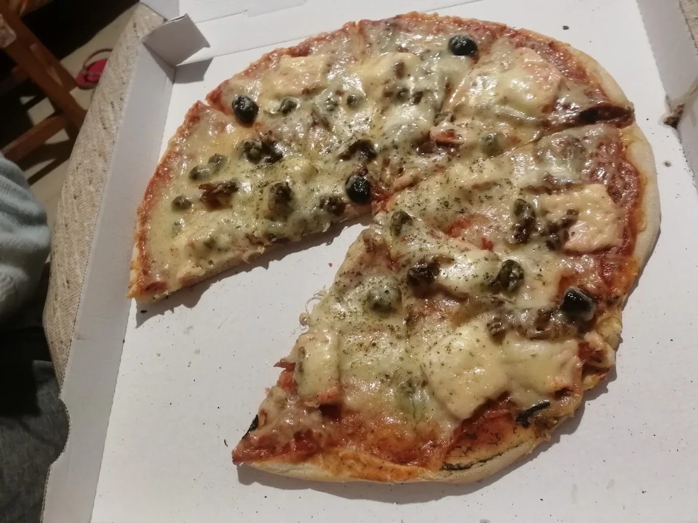 Part de pizza découpée dans son carton
