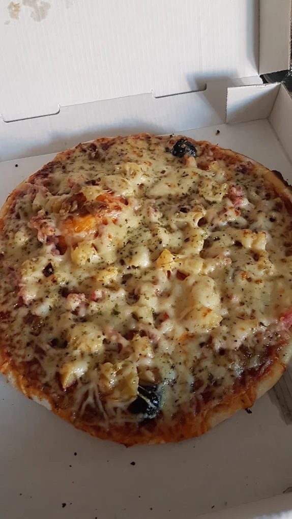 Pizza garnie de fromage et d'olives