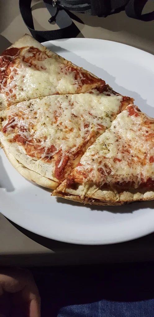 Pizza servie à l'assiette pour manger sur place