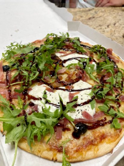 Pizza burrata, jambon cru et roquette