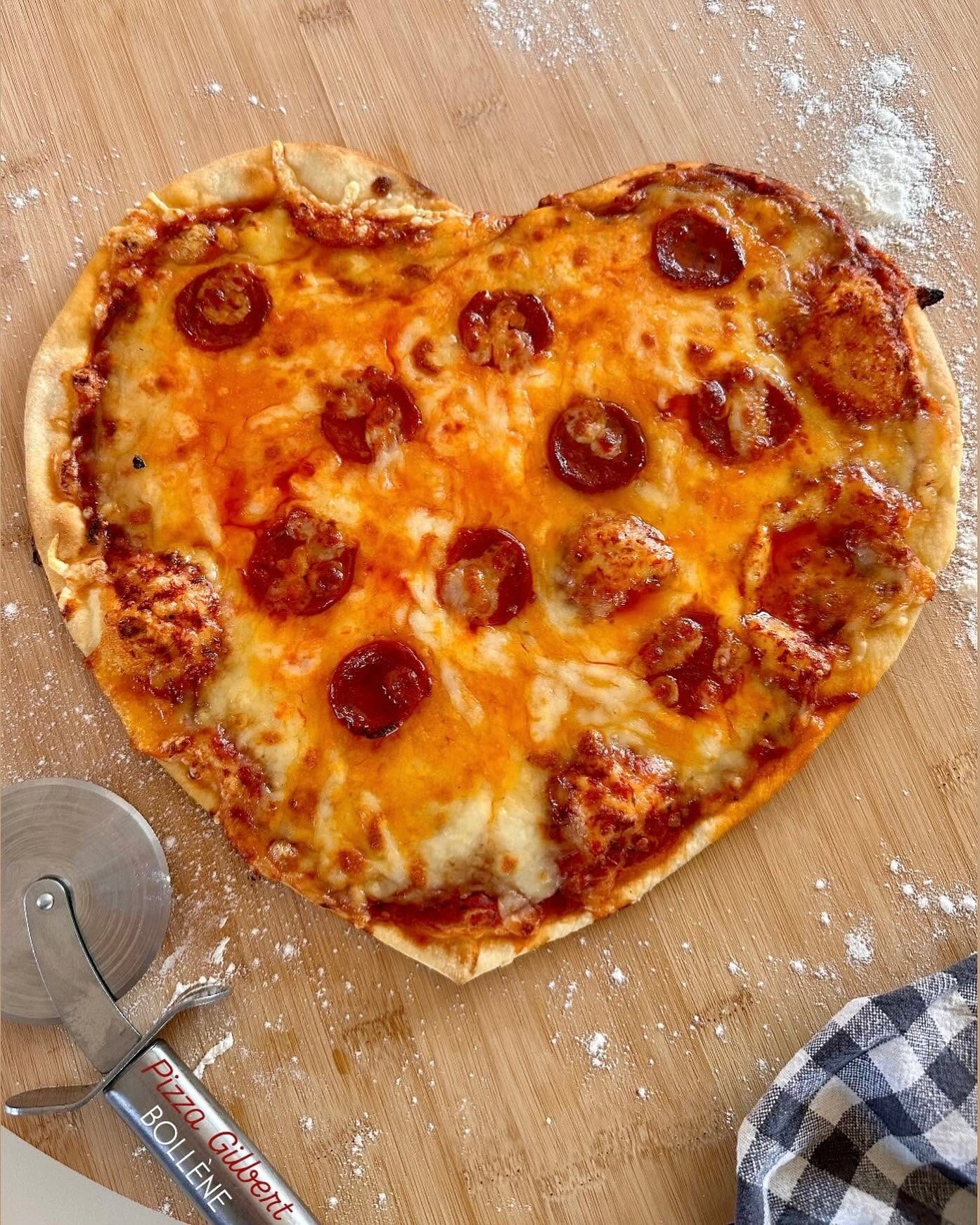 Pizza en forme de cœur préparée chez Pizza Gilbert