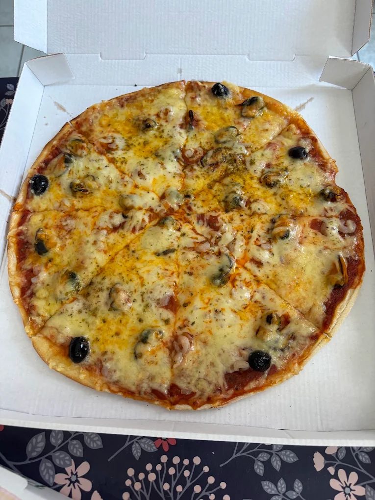 Pizza fruits de mer aux moules et crevettes