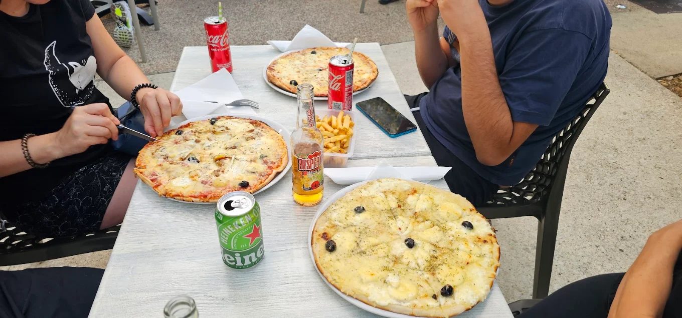 Pizzas partagées autour d'une table